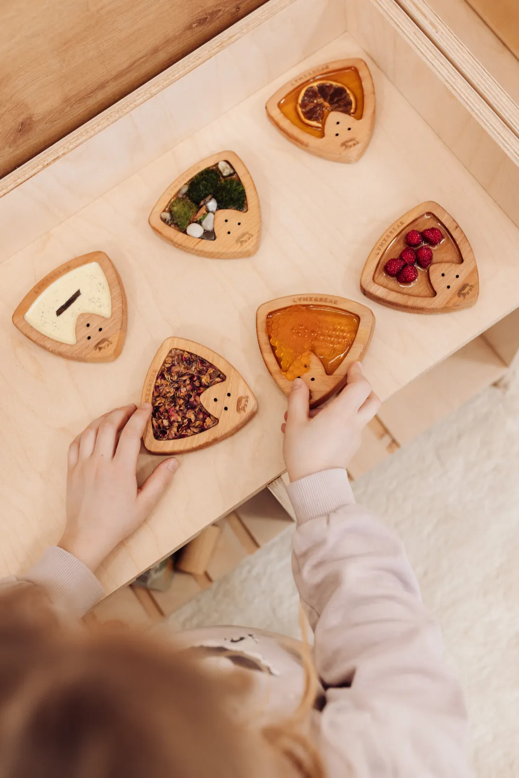 Dzieci bawiące się w sali Montessori w Bawisz